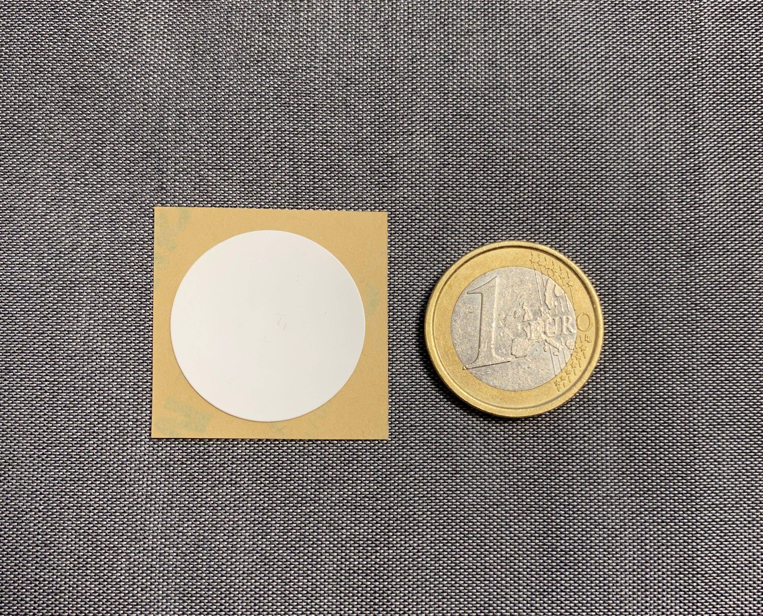 Größenvergleich eines NFC Tags mit einem 1 Euro Geldtsück