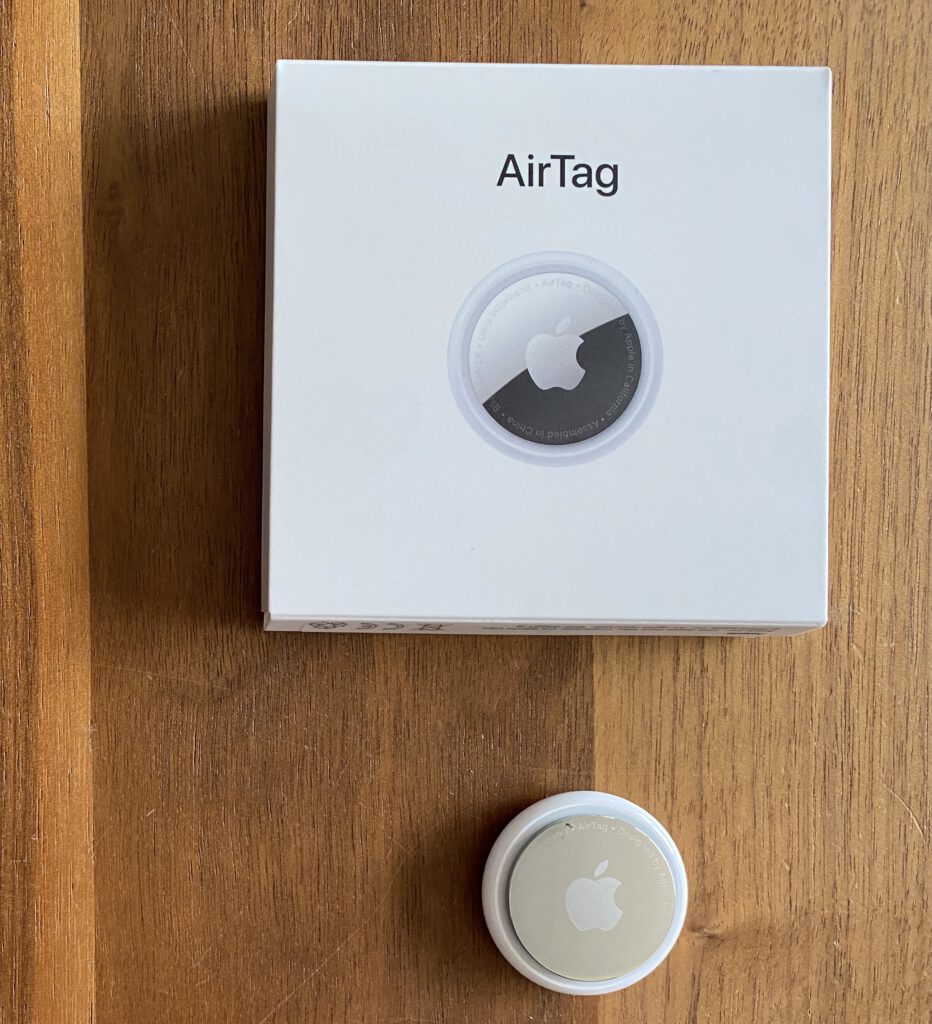 Apple AirTag Verpackung und Gerät