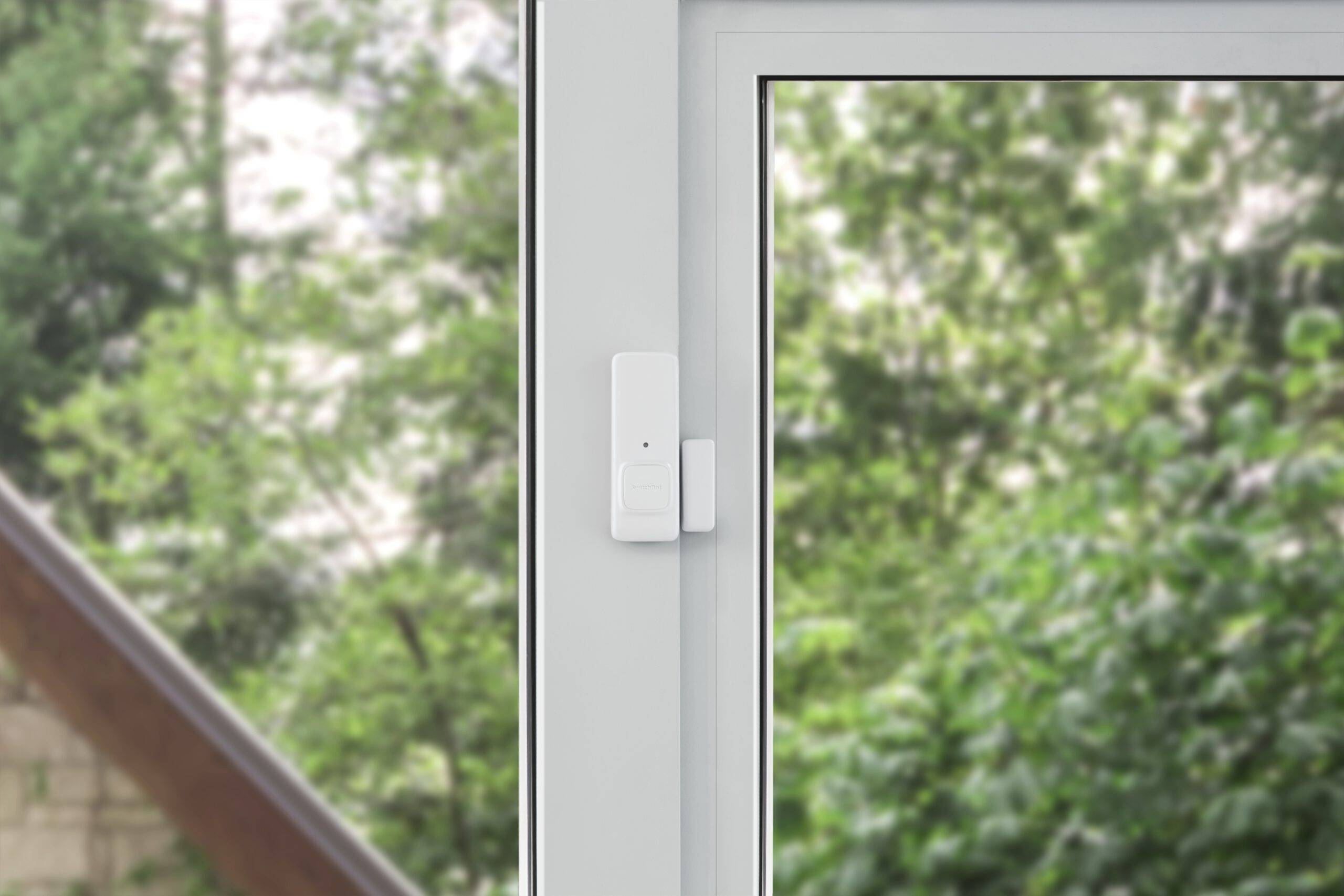 Befestigung des SwitchBot Kontaktsensor an einem Fensterrahmen.