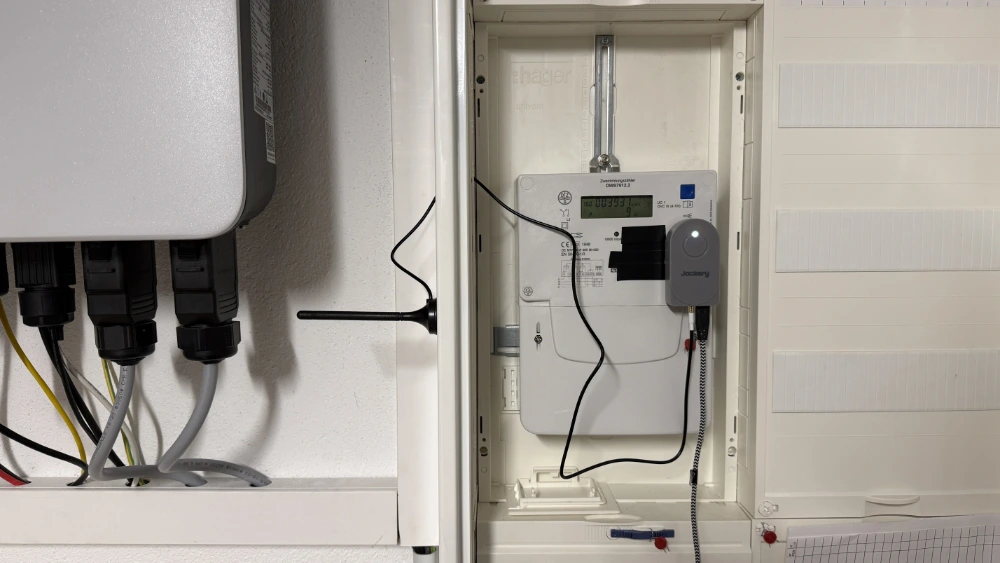 Jackery D0 Smart Meter Lesekopf am digitalen Stromzähler mit externer Antenne.